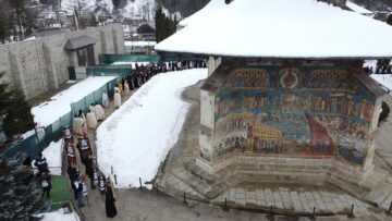 Procesiune cu icoane și ștergare țesute cu fir alb și negru, la Mănăstirea Voroneț, în Duminica Ortodoxiei