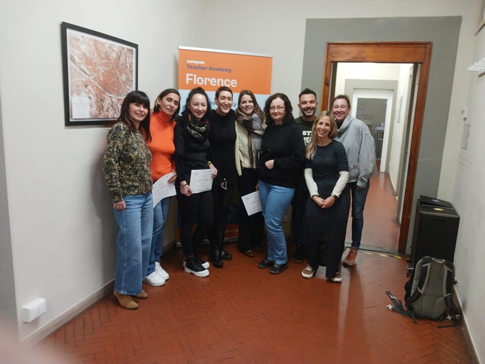Profesorii de la Colegiul „Mihai Băcescu” Fălticeni se perfecționează în folosirea dispozitivelor mobile ca echipamente educaționale Profesorii de la Colegiul „Mihai Băcescu” Fălticeni se perfecționează în folosirea dispozitivelor mobile ca echipamente educaționale