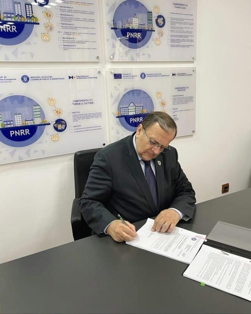 Gheorghe Flutur a semnat contractul pentru reabilitarea termică a Spitalului Județean Suceava Gheorghe Flutur a semnat contractul pentru reabilitarea termică a Spitalului Județean Suceava