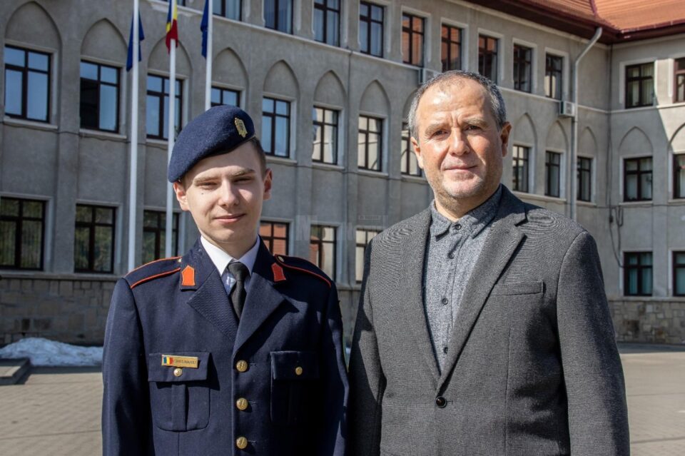 Elevul fruntaș Robert Crîstinariu și prof Nicolae Debren