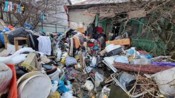 Bătrân scos dintr-o casă înconjurată de mormane de gunoaie: ”Mizerie, boală, hoit, jeg, viermi, fecale, geamuri bătute în cuie”