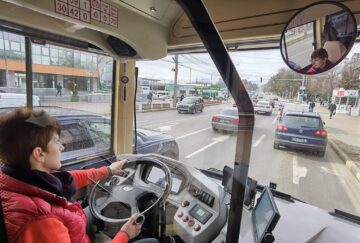 Măriuța Spătaru - prima femeie șofer de autobuz angajată la TPL Suceava