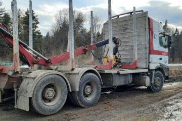 Autoutilitară de 30.000 de euro confiscată după interceptarea unui transport ilegal de materiale lemnoase de Garda Forestieră și Jandarmerie