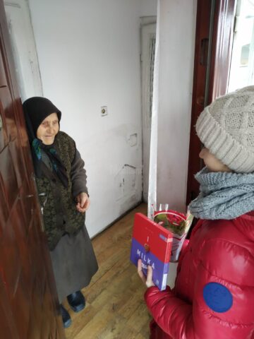 Elevii Școlii Gimnaziale Nr. 1 Vicovu de Sus au oferit daruri bătrânilor din localitate