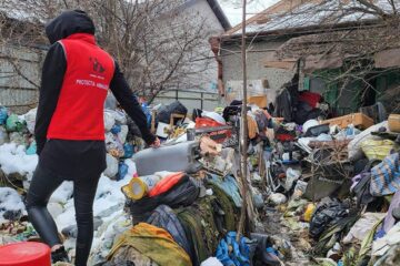 Bătrân scos dintr-o casă înconjurată de mormane de gunoaie: ”Mizerie, boală, hoit, jeg, viermi, fecale, geamuri bătute în cuie”