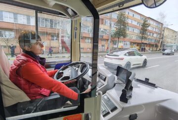 Măriuța Spătaru - prima femeie șofer de autobuz angajată la TPL Suceava