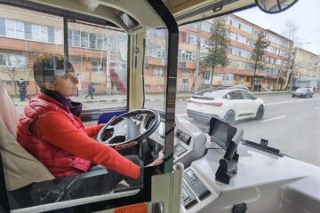Măriuța Spătaru - prima femeie șofer de autobuz angajată la TPL Suceava