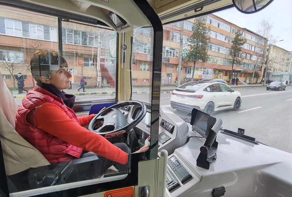 Măriuța Spătaru - prima femeie șofer de autobuz angajată la TPL Suceava