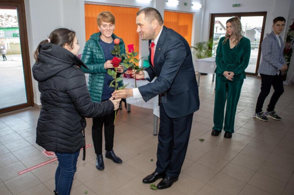 Flori oferite doamnelor și domnișoarelor din Mitocu Dragomirnei