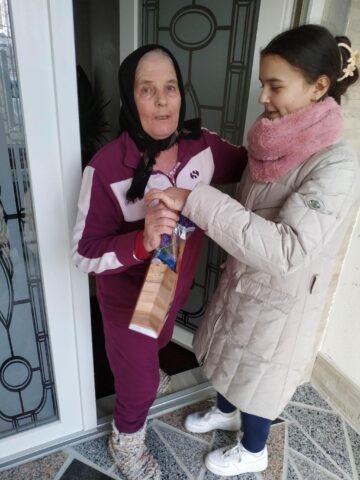 Elevii Școlii Gimnaziale Nr. 1 Vicovu de Sus au oferit daruri bătrânilor din localitate
