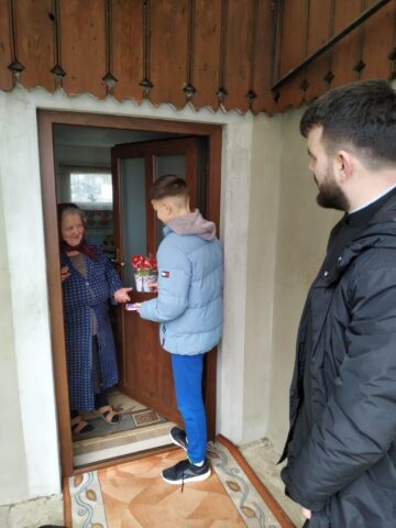 Elevii Școlii Gimnaziale Nr. 1 Vicovu de Sus au oferit daruri bătrânilor din localitate