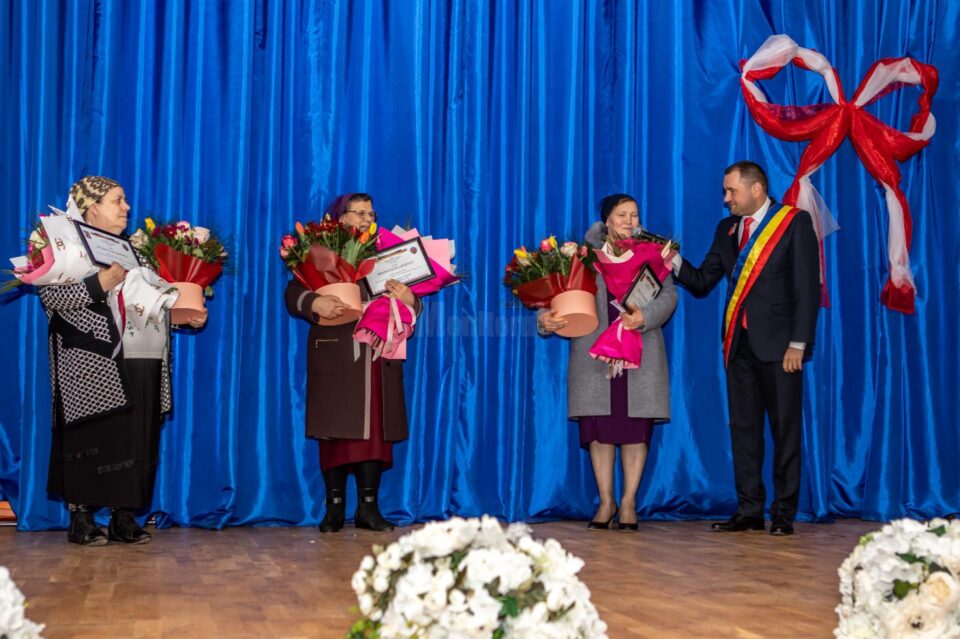 Femei din Mitocu Dragomirnei, oamgiate cu ocazia zilei de 8 martie