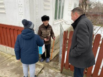 Elevii Școlii Gimnaziale Nr. 1 Vicovu de Sus au oferit daruri bătrânilor din localitate