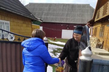 Elevii Școlii Gimnaziale Nr. 1 Vicovu de Sus au oferit daruri bătrânilor din localitate