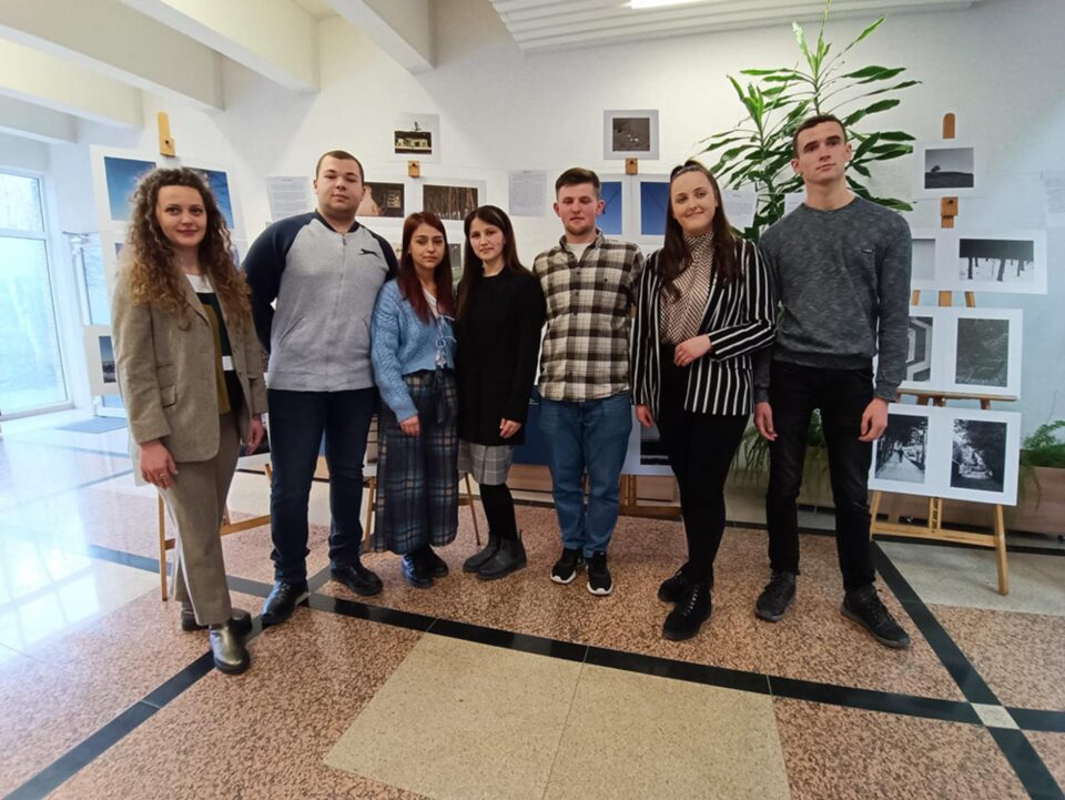 Grupul studenților care au prezentat lucrări în cadrul expoziției de artă fotografică la USV și îndrumătorul lor Grupul studenților care au prezentat lucrări în cadrul expoziției de artă fotografică la USV și îndrumătorul lor