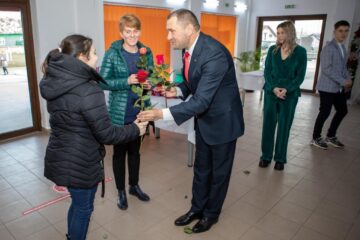 Flori oferite doamnelor și domnișoarelor din Mitocu Dragomirnei