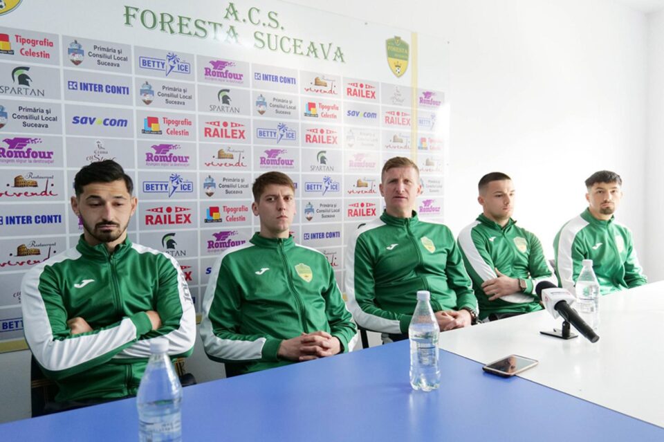 Antrenorul Dorin Goian alături de patru dintre fotbaliștii transferați în această iarnă Antrenorul Dorin Goian alături de patru dintre fotbaliștii transferați în această iarnă