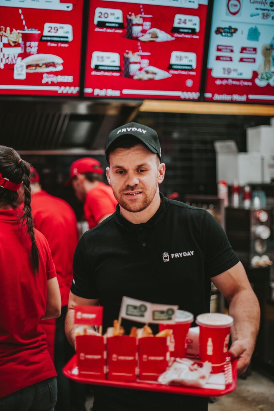 Povestea tânărului care conduce peste 100 de oameni în FRYDAY