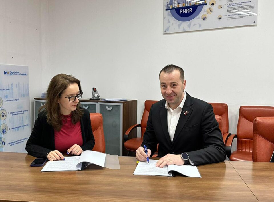 Contractele de finanțare pentru renovarea energetică moderată a blocurilor au fost semnate vineri, la București, de viceprimarul Lucian Harșovschi Contractele de finanțare pentru renovarea energetică moderată a blocurilor au fost semnate vineri, la București, de viceprimarul Lucian Harșovschi