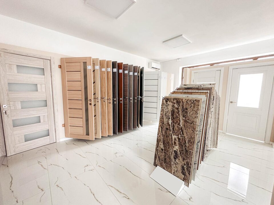 Zeci de modele de uși de interior, dar și o gamă variată de gresie, faianță, parchet, în cel mai nou showroom din Rădăuți - RoDoors