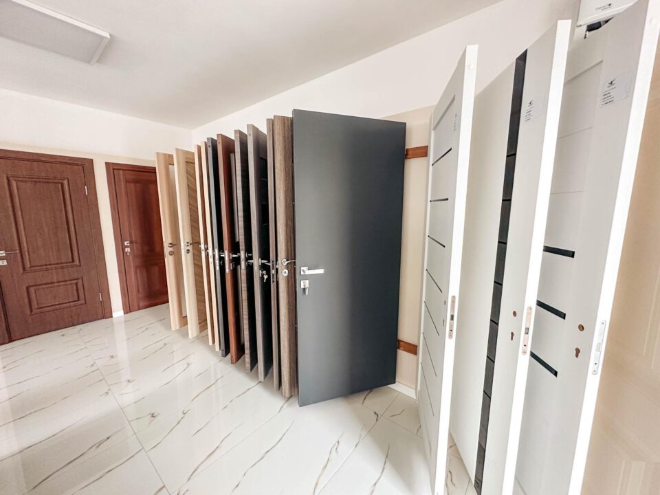 O gamă variată de gresie, faianță, parchet, în cel mai nou showroom din Rădăuți - RoDoors