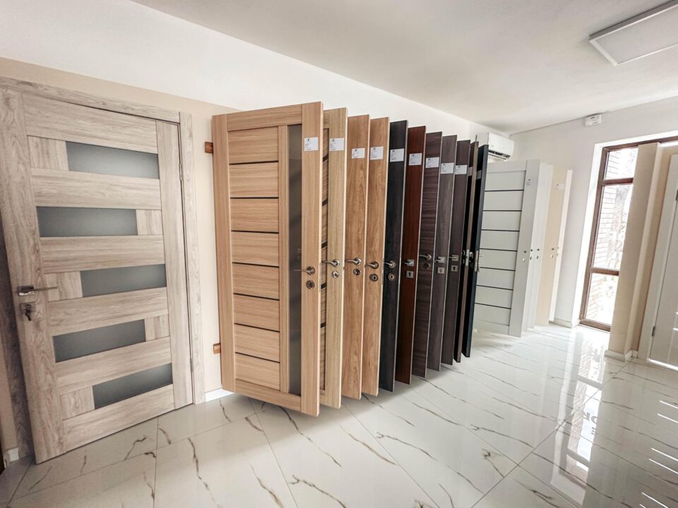 O gamă variată de gresie, faianță, parchet, în cel mai nou showroom din Rădăuți - RoDoors