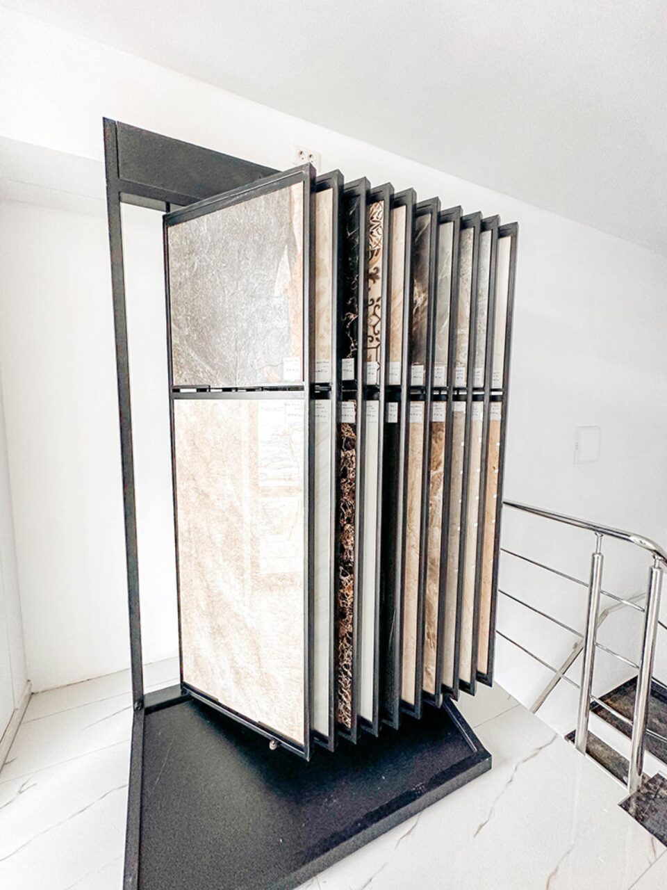 O gamă variată de gresie, faianță, parchet, în cel mai nou showroom din Rădăuți - RoDoors