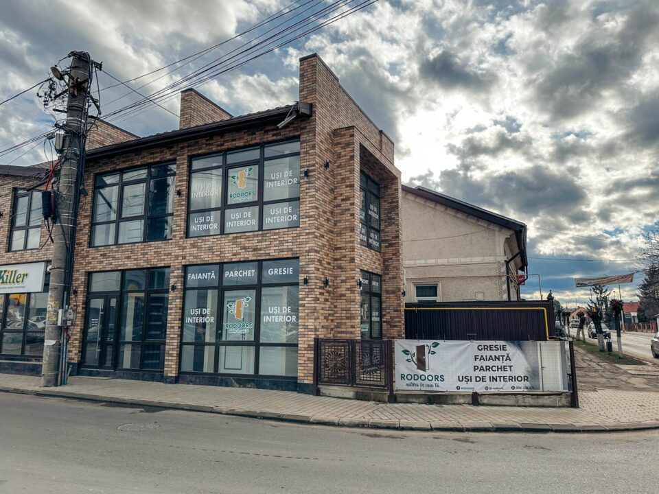Zeci de modele de uși de interior, dar și o gamă variată de gresie, faianță, parchet, în cel mai nou showroom din Rădăuți - RoDoors