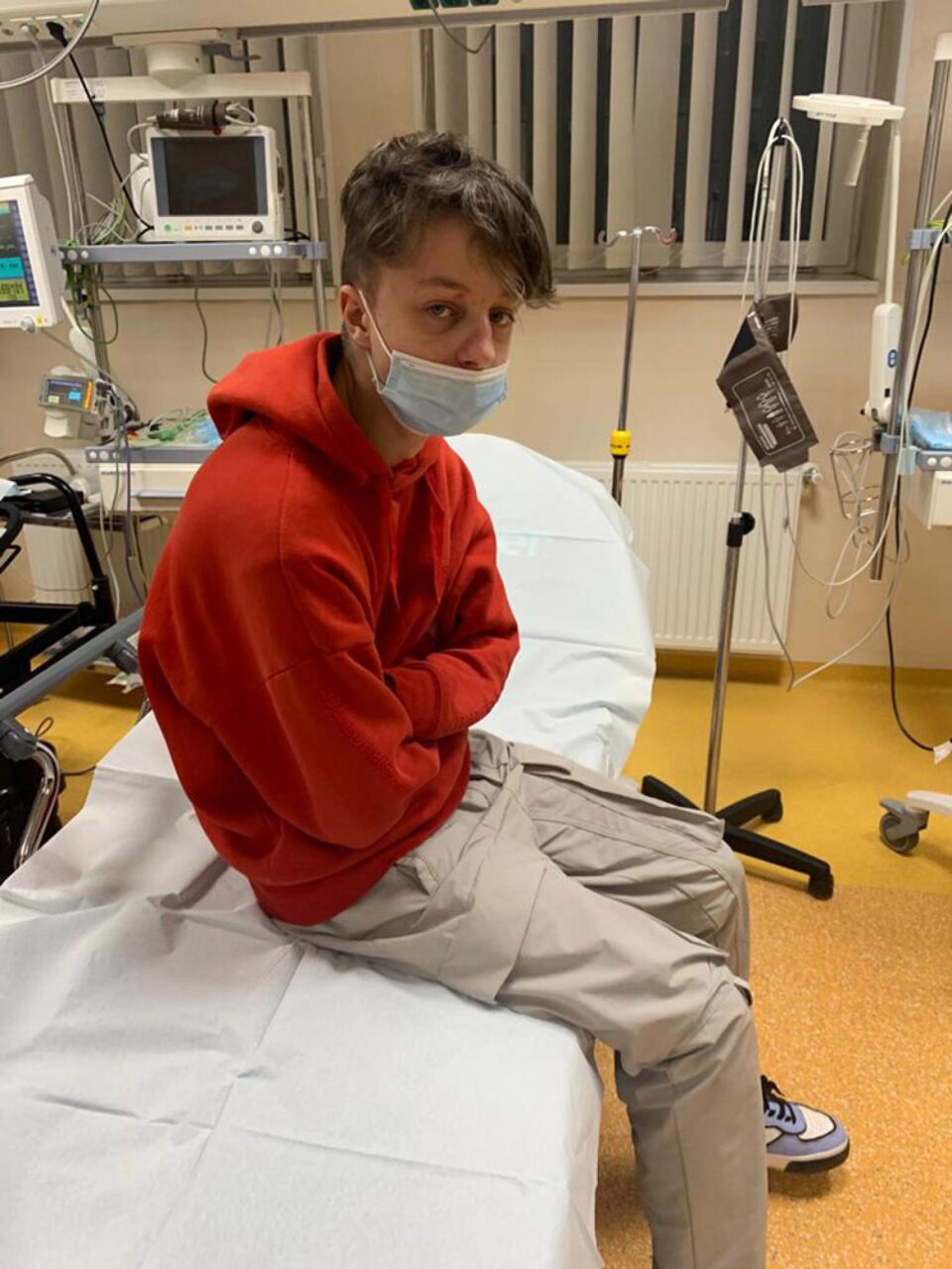 Băiatul agresat a fost dus la spital de mama sa, abia după ce a ajuns acasă