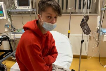 Băiatul agresat a fost dus la spital de mama sa, abia după ce a ajuns acasă