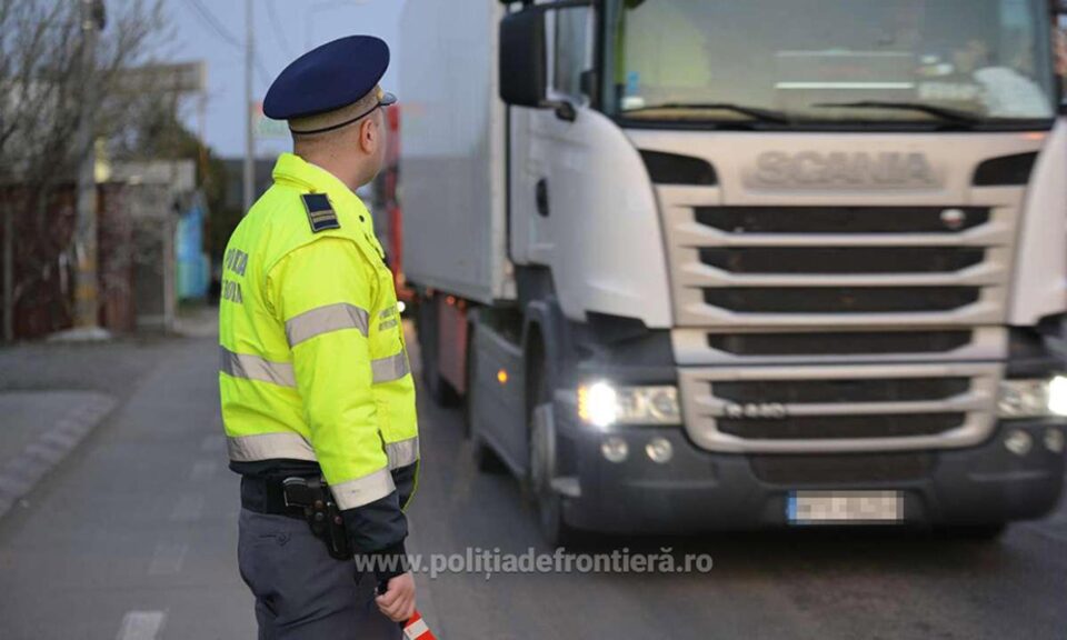 Cu permis fals, în PTF Siret, în drum spre România