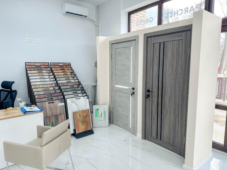 Zeci de modele de uși de interior, dar și o gamă variată de gresie, faianță, parchet, în cel mai nou showroom din Rădăuți - RoDoors