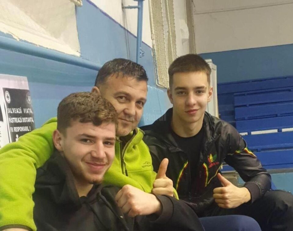 Antrenorul Andu Vornicu alaturi de cei doi pugilisti medaliati la Cupa Romaniei