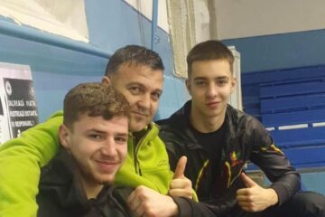 Antrenorul Andu Vornicu alaturi de cei doi pugilisti medaliati la Cupa Romaniei