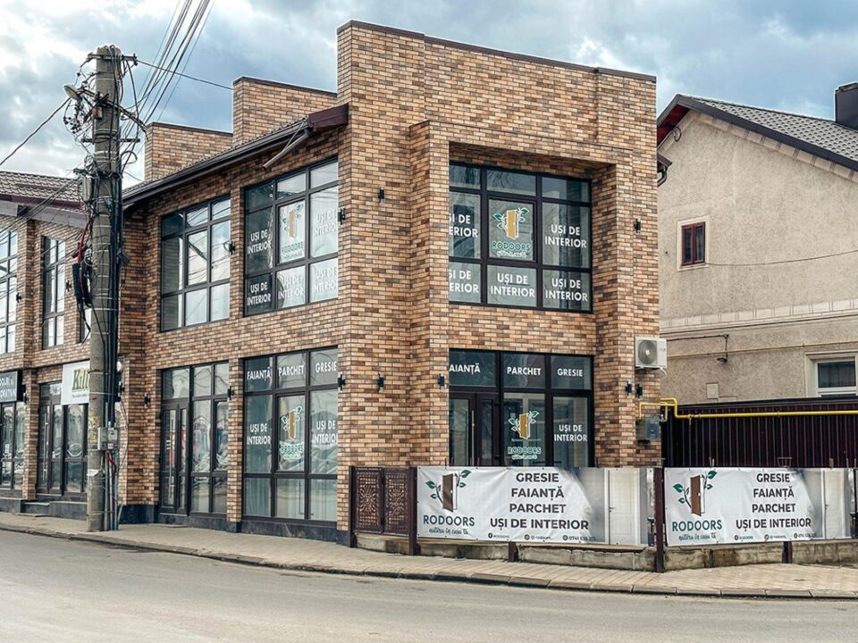 Zeci de modele de uși de interior, dar și o gamă variată de gresie, faianță, parchet, în cel mai nou showroom din Rădăuți - RoDoors