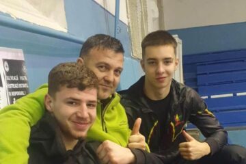 Antrenorul Andu Vornicu alături de cei doi pugiliști medaliați la Cupa României