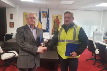 Contractul de reabilitare termică a cantinei-internat de la CNPR, semnat de primarul Sucevei, Ion Lungu, cu reprezentantul SUCT SA