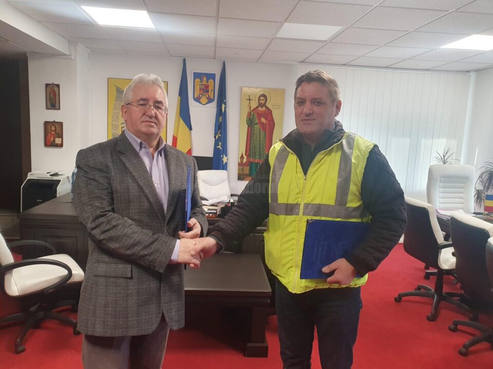 Contractul de reabilitare termică a cantinei-internat de la CNPR, semnat de primarul Sucevei, Ion Lungu, cu reprezentantul SUCT SA