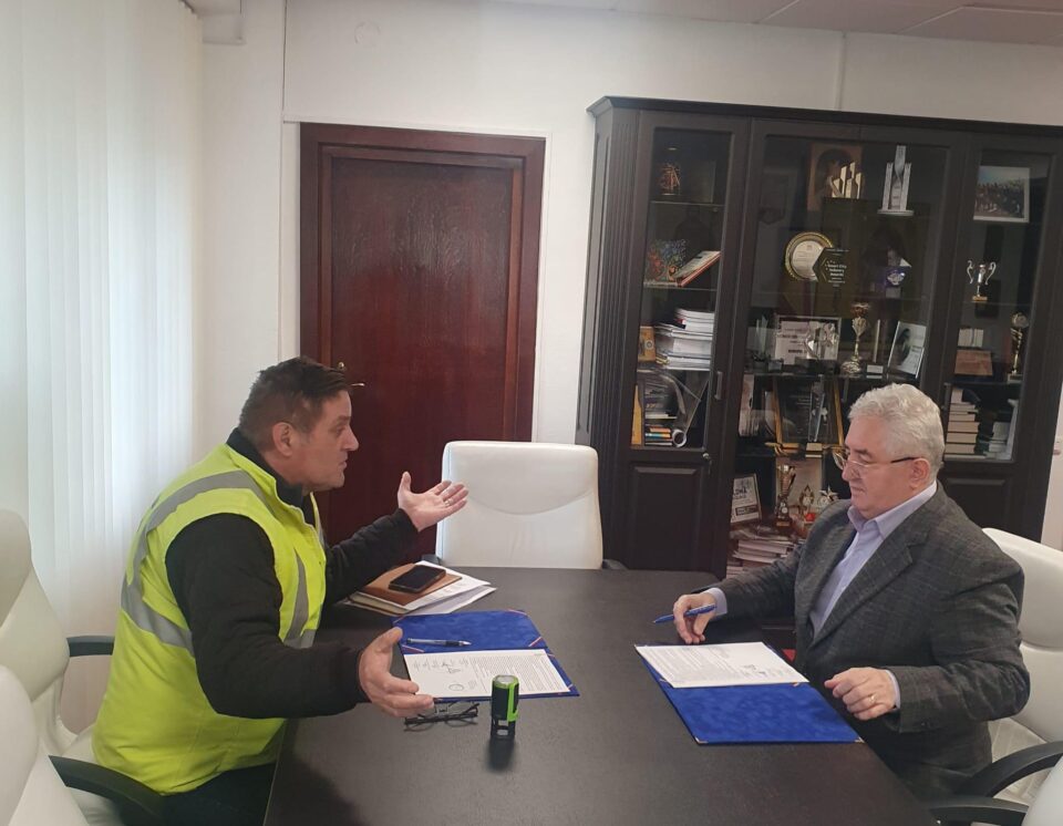 Contractul de reabilitare termică a cantinei-internat de la CNPR, semnat de primarul Sucevei, Ion Lungu, cu reprezentantul SUCT SA