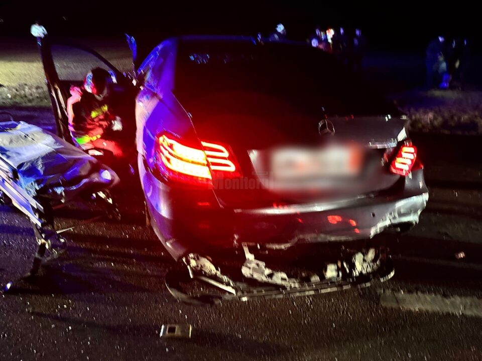 O femeie moartă, celălalt șofer rănit grav, după un impact violent între două mașini, în zona Slobozia Sucevei