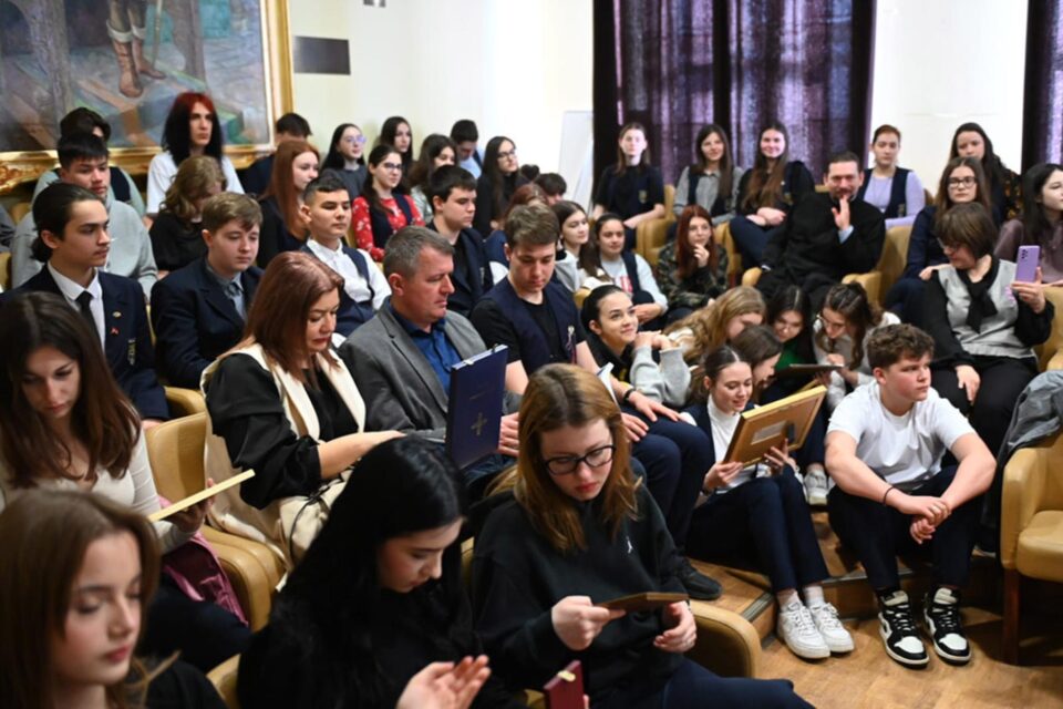 Elevii, studiind câteva obiecte aduse de Principele Nicolae