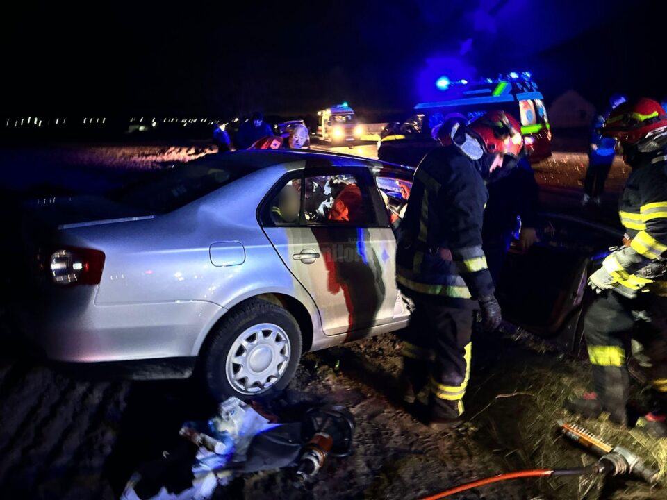 O femeie moartă, celălalt șofer rănit grav, după un impact violent între două mașini, în zona Slobozia Sucevei