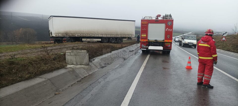 Un tir a ”zburat” de pe șoseaua de centură