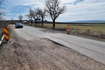 Drumul județean este grav afectat pe mai multe porțiuni