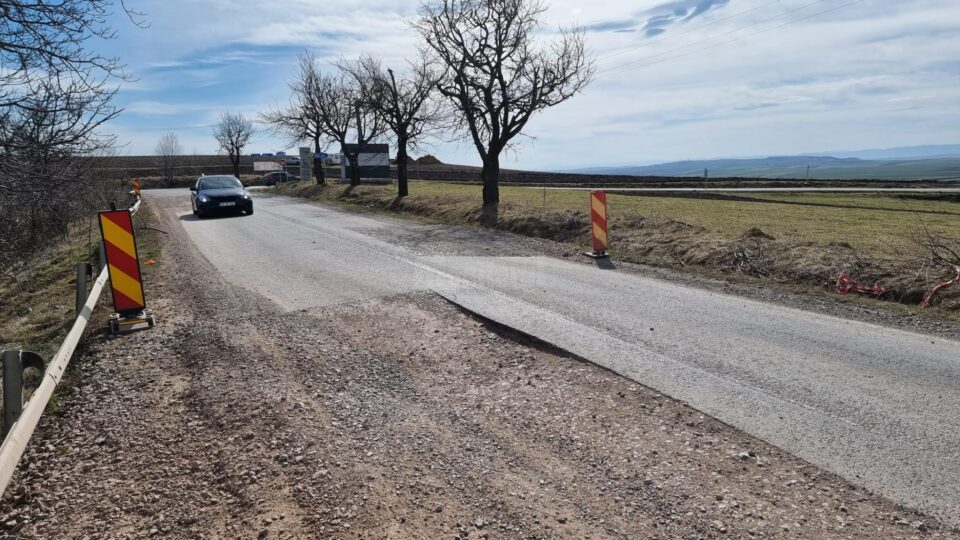 Drumul județean este grav afectat pe mai multe porțiuni