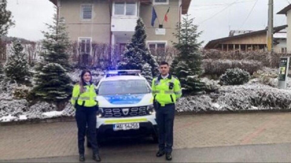 Polițiști-eroi după ce au observat un incendiu și au evacuat patru persoane