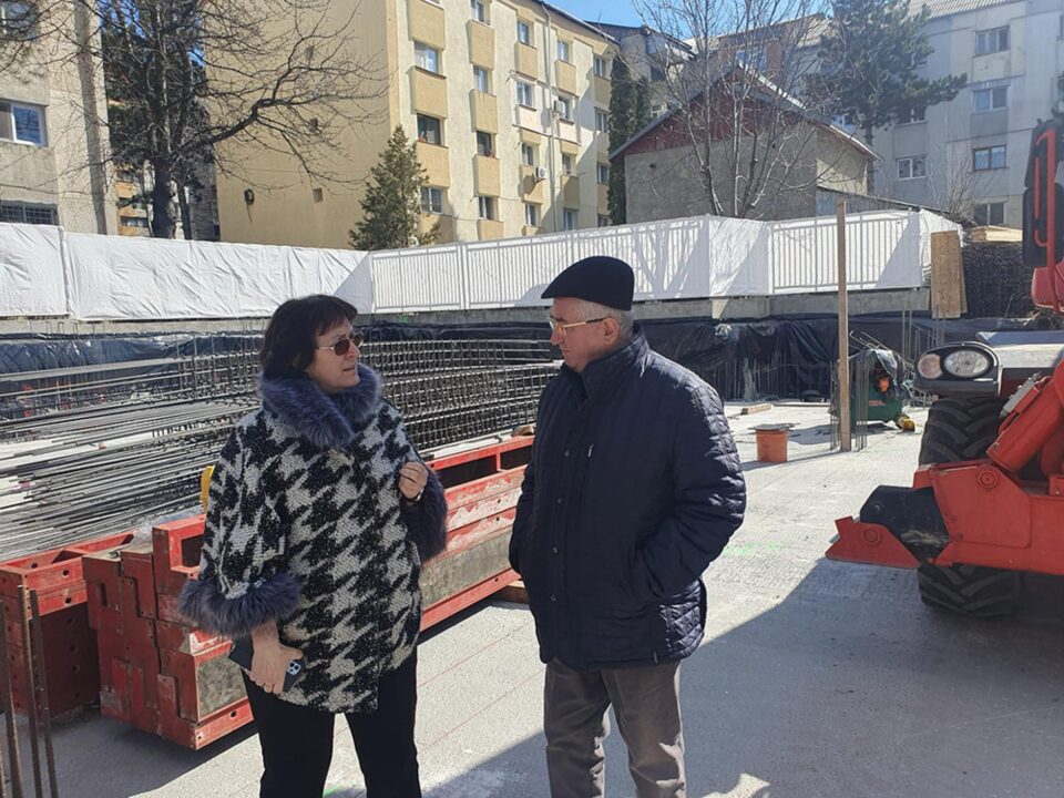 Primarul Sucevei, impresionat de cum se lucrează la sala de sport de la Școala Nr. 10