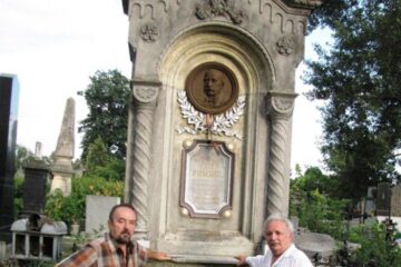 La mormântului lui Aron Pumnul. Vasile Tărâțeanu și Ioan T. Lazăr