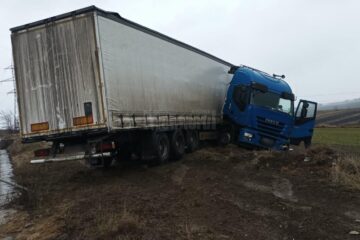 Un tir a ”zburat” de pe șoseaua de centură