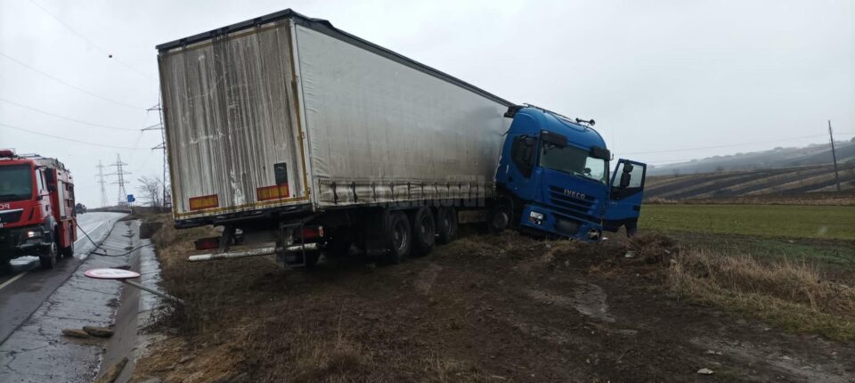 Un tir a ”zburat” de pe șoseaua de centură